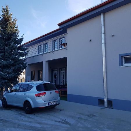Ubytovanie House Galanta Luaran gambar